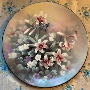 Set of two Tan Chun Chui collectible plates.